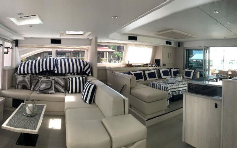 luxury-boat-transfer-ocean-blue-seychelles