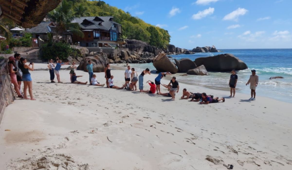 sand-and-sea-ocean-blue-seychelles-img