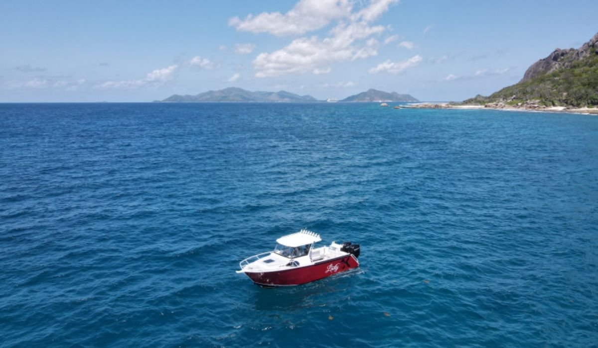 sand-and-sea-ocean-blue-seychelles-img