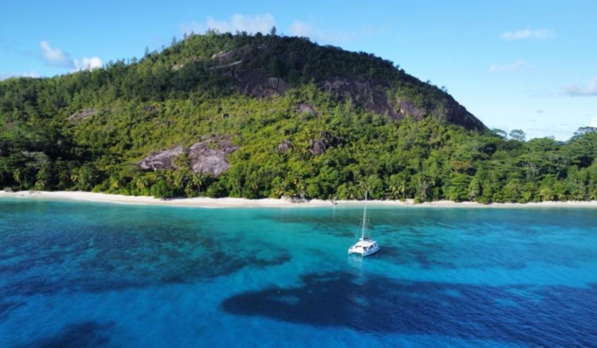 seychelles-yacht-cruises-ocean-blue-img